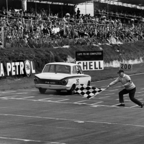 1966 Brands Hatch, Jim Clark, Lotus Cortina, passe le drapeau à damiers